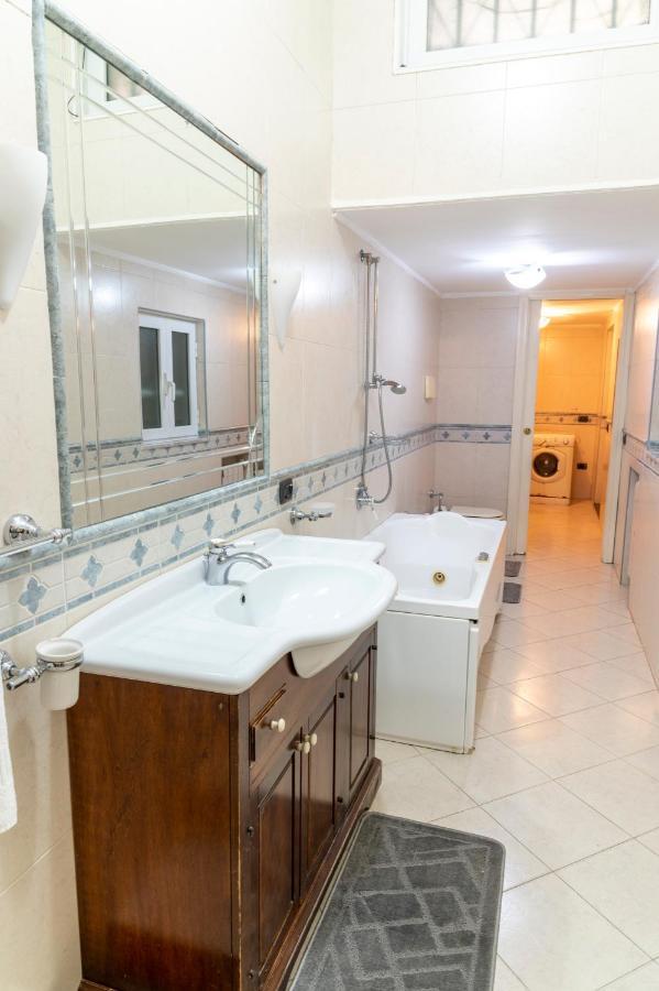 Deluxe Apartment With Garden In Vomero เนเปิลส์ ภายนอก รูปภาพ