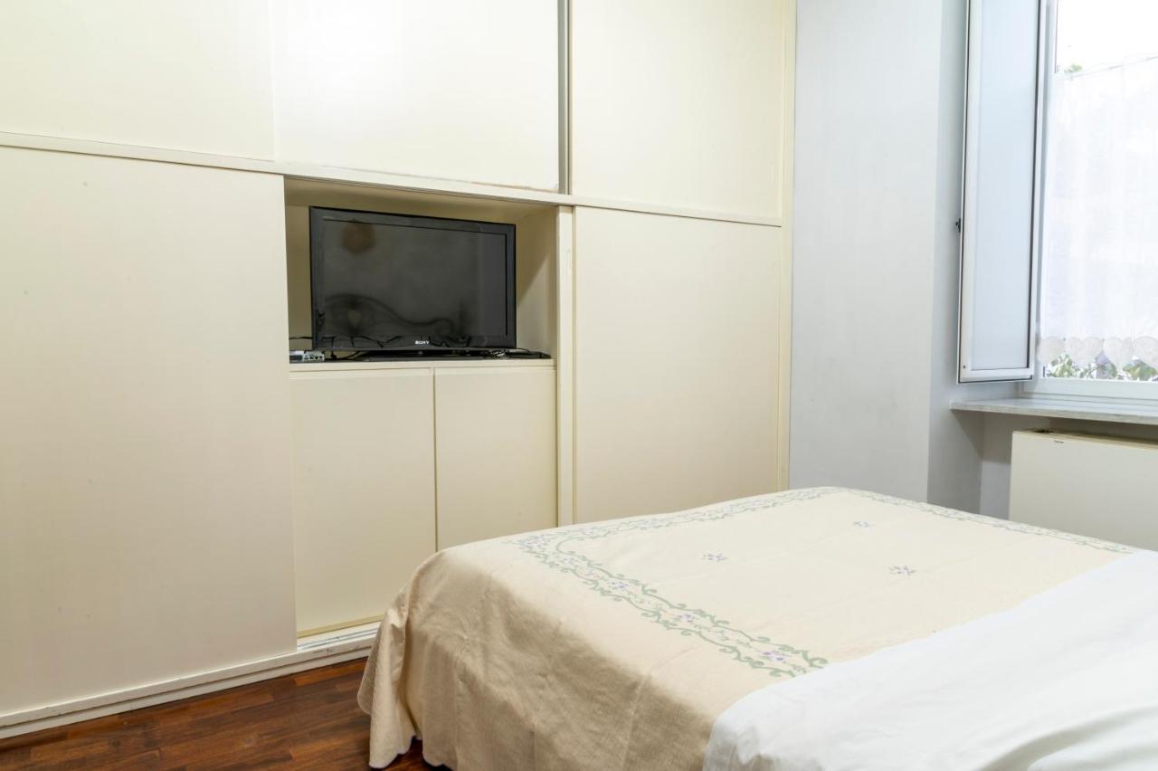 Deluxe Apartment With Garden In Vomero เนเปิลส์ ภายนอก รูปภาพ